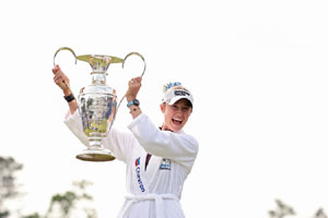 Třetí major pro Nelly! Hvězda s českými kořeny nevynechala ani vodní koupel